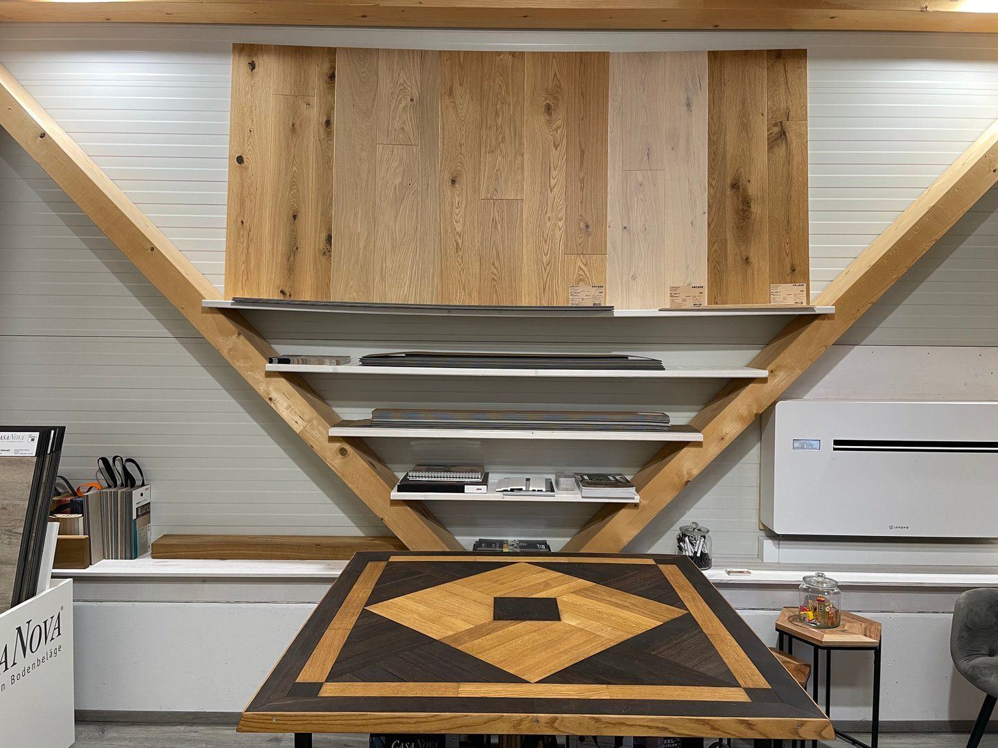 Ein Holztisch mit einem Rautenmuster in einem Raum.