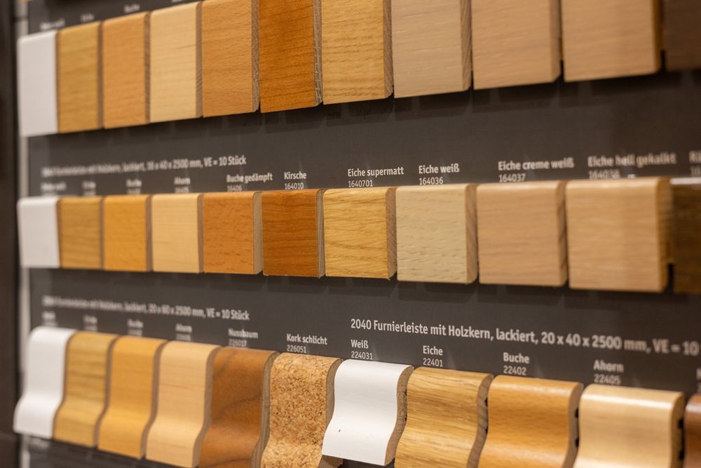 Ein Holztisch mit einem Rautenmuster in einem Raum.
