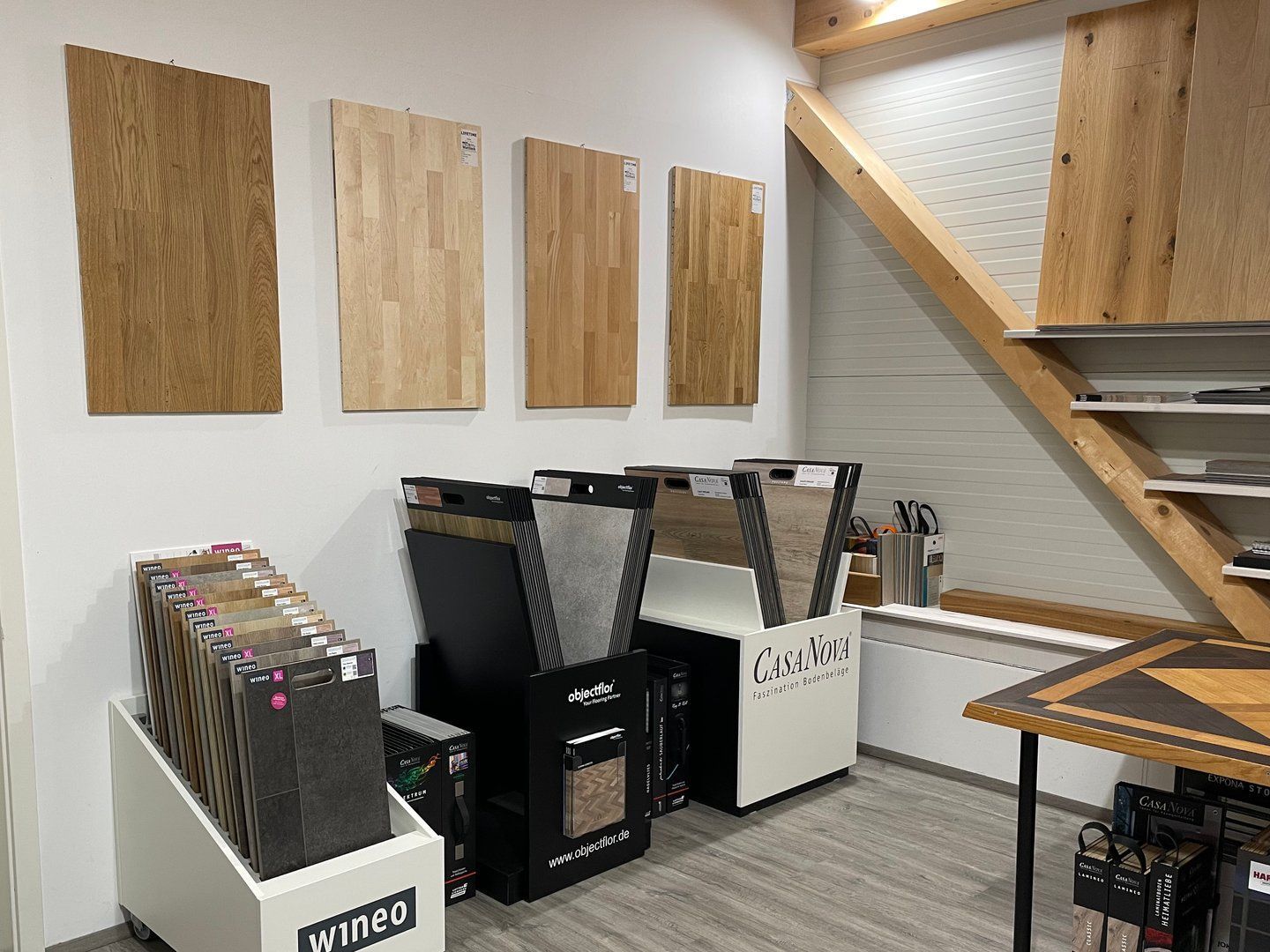 Ein Raum voller Holzböden in vielen verschiedenen Ausführungen.