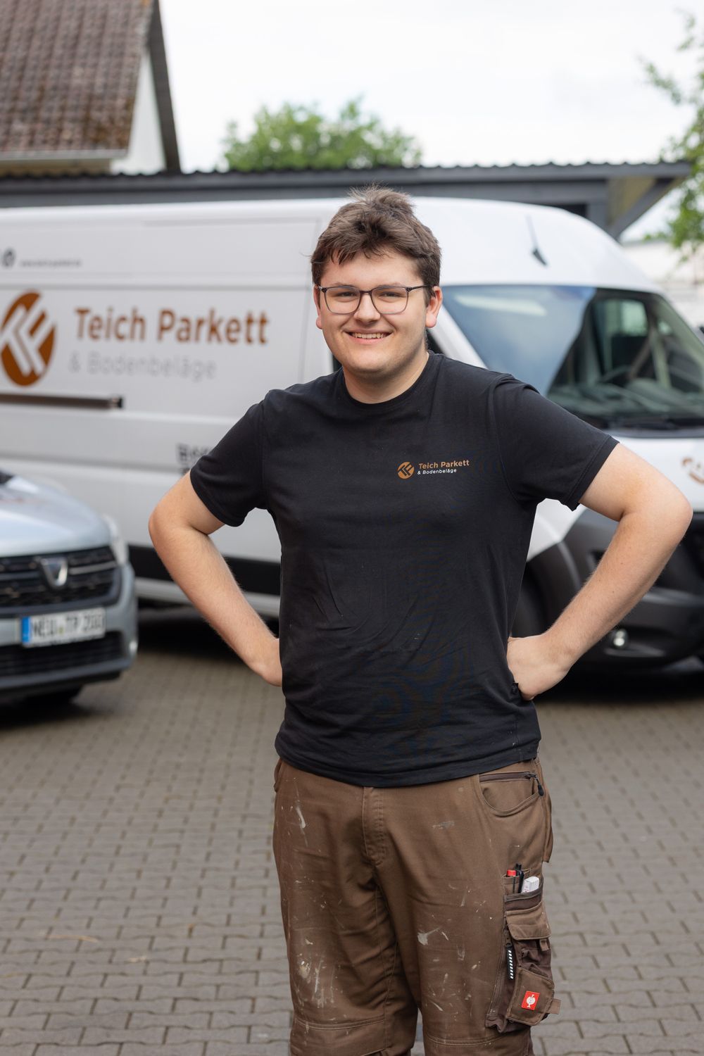 Die Silhouette einer Frau mit kurzen Haaren in einem Kreis.