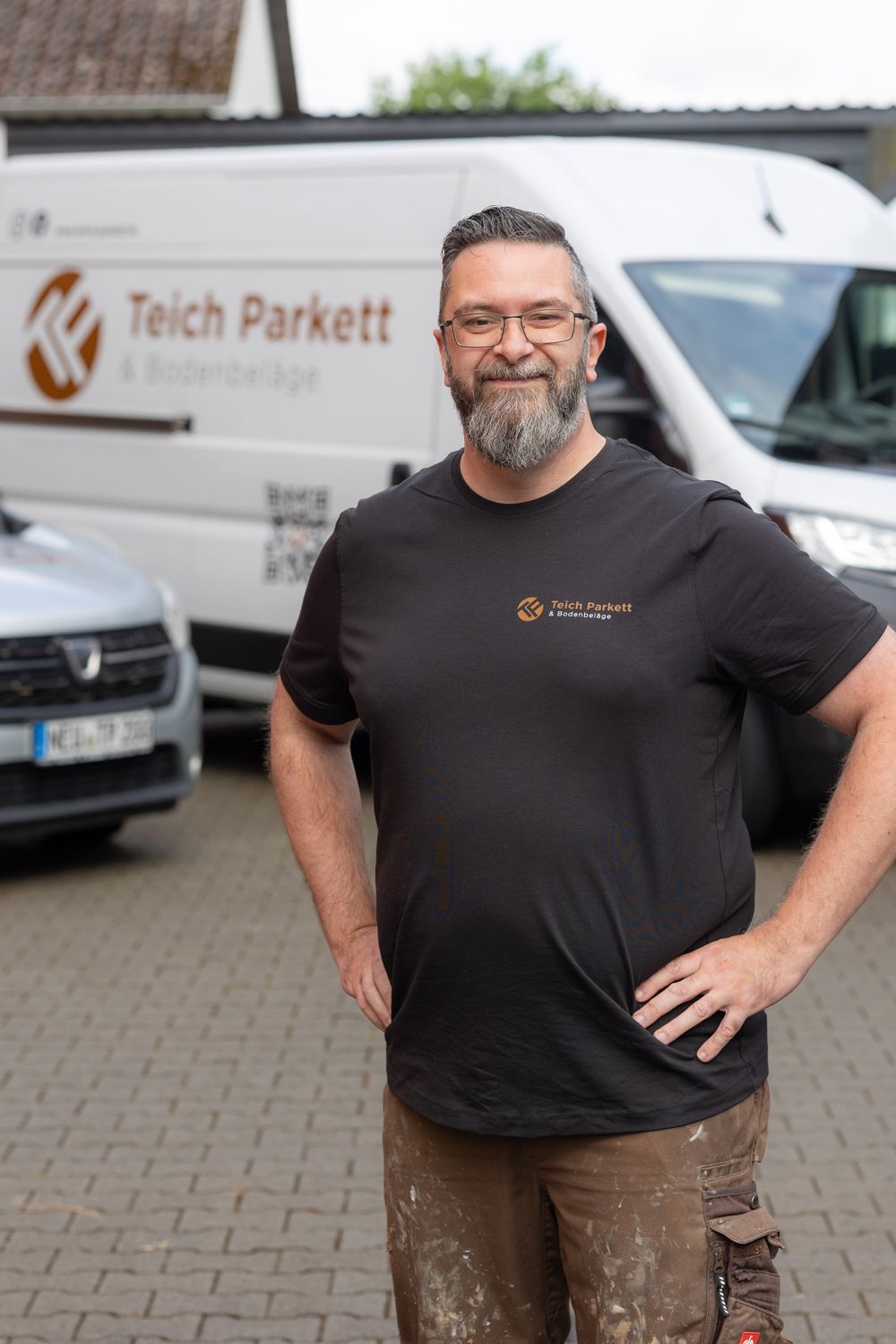 Eine Frau in einem grünen Hemd lacht mit offenem Mund