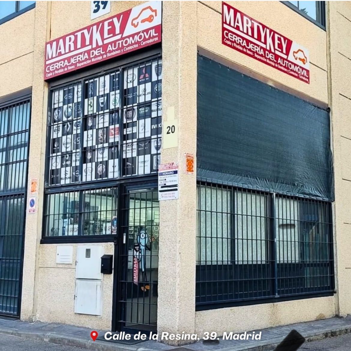 Cerrajería de automóviles Martykey en una esquina de Madrid; escaparate con expositores de llaves y toldo cerrado.