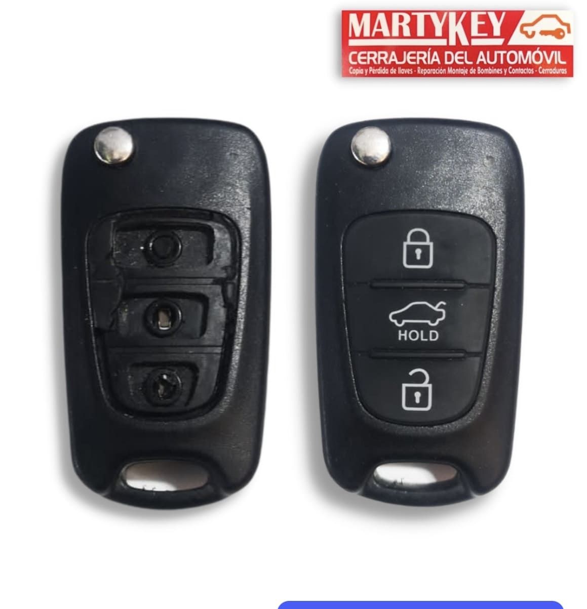 Dos llaveros de coche negros con botones para bloquear, desbloquear y otras funciones, junto a un logotipo.
