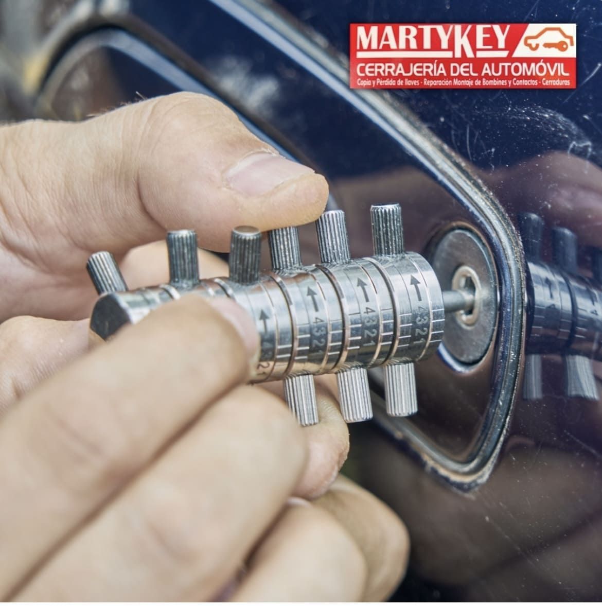 Manos manipulando la cerradura de una puerta de coche con una herramienta especial para abrir cerraduras.