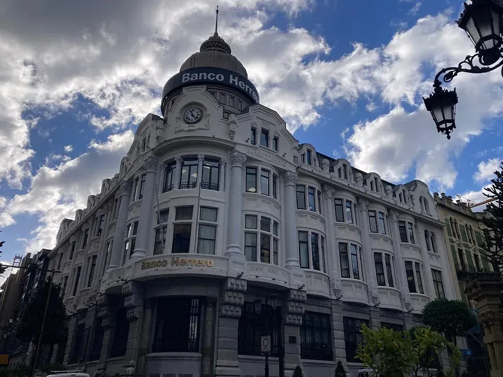 Edificio blanco y ornamentado con el