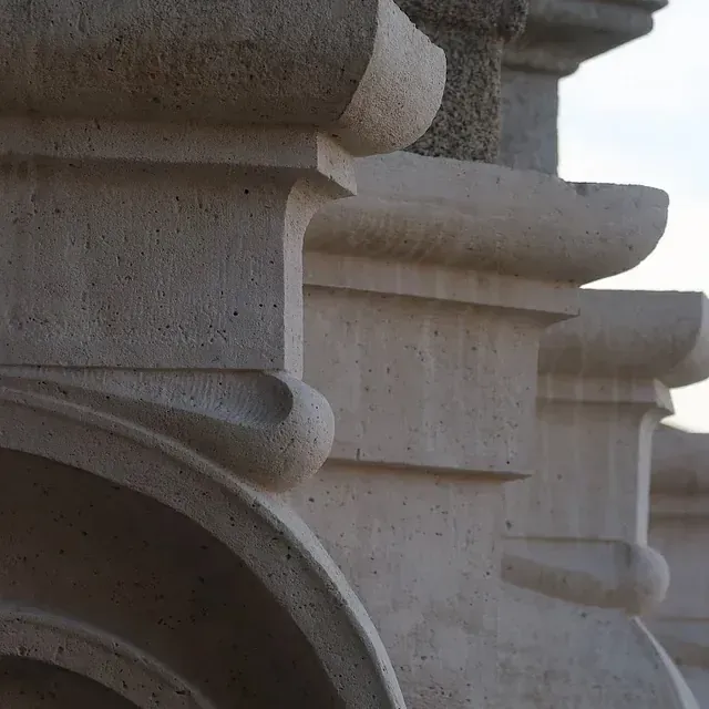 Detalles arquitectónicos de piedra con bordes curvos y texturas.