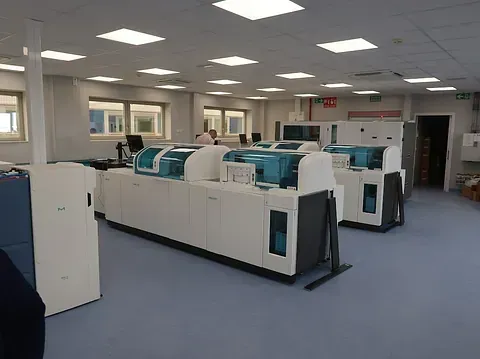 Laboratorio con varias máquinas automatizadas para pruebas médicas.