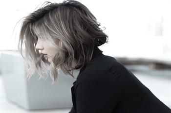 Frau mit kurzen Haaren Frau mit kurzen Haaren