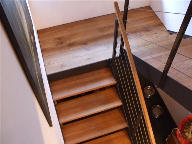 Eine Treppe mit Holzstufen und einem Metallgeländer