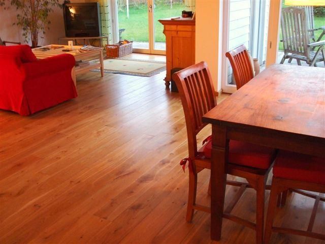 Ein Wohnzimmer mit einem Tisch und Stühlen und einem roten Stuhl