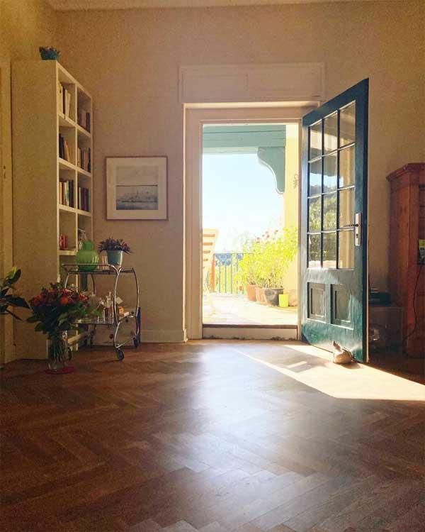 Ein Raum mit einer offenen Tür und einem Bild an der Wand