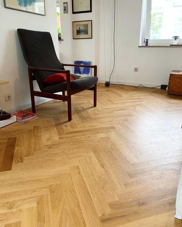 In einem Wohnzimmer steht ein Stuhl auf einem Holzboden.