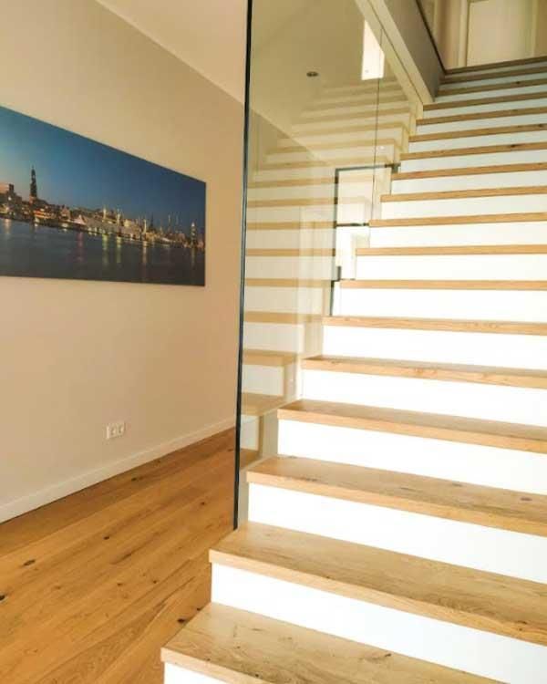 Eine Treppe mit einem Bild an der Wand darüber