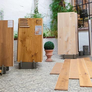 Eine Ausstellung von Holzbrettern und einer Topfpflanze