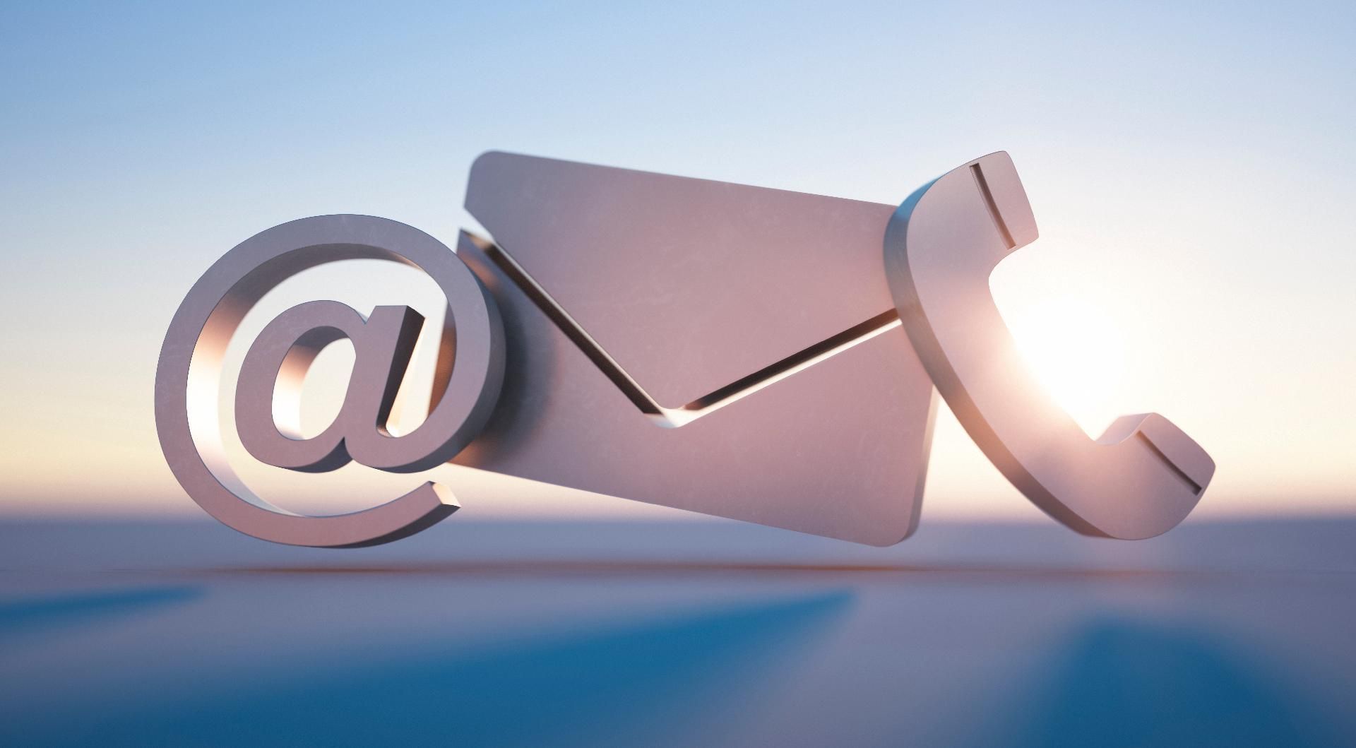 3D-Icons eines E-Mail-Symbols, eines Briefumschlags und eines Telefonhörers vor einem Sonnenuntergangshintergrund.
