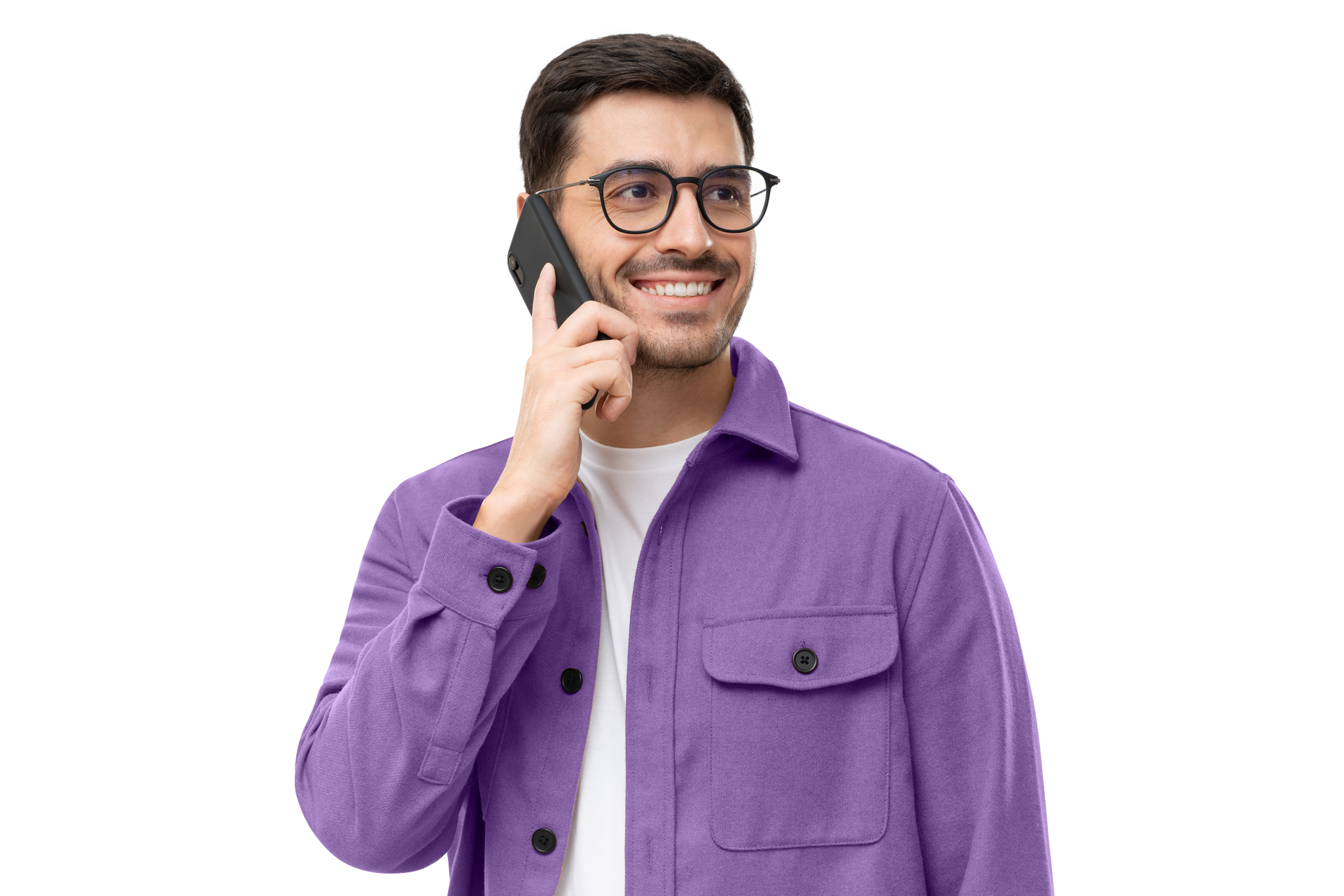 Un homme en chemise violette et lunettes sourit en parlant au téléphone.