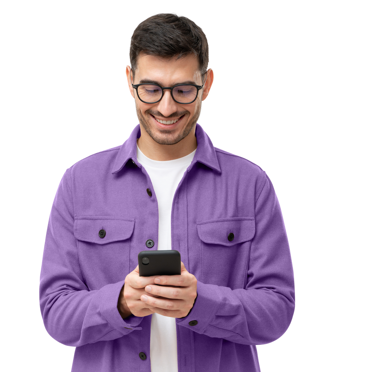 Un homme portant des lunettes et une chemise violette sourit en regardant un Smartphone.