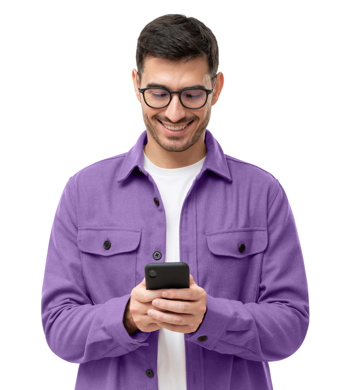 Un homme à lunettes sourit en regardant son téléphone. Il porte une chemise violette et un t-shirt blanc.