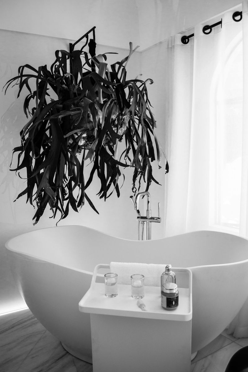 Ein Schwarzweißfoto eines Badezimmers mit einer herzförmigen Badewanne