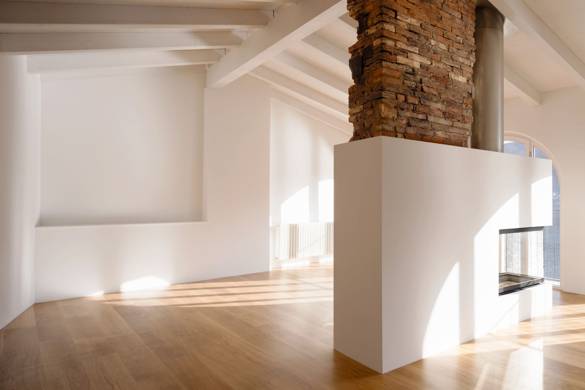 Rénovation d'une pièce de maison autour d'une cheminée