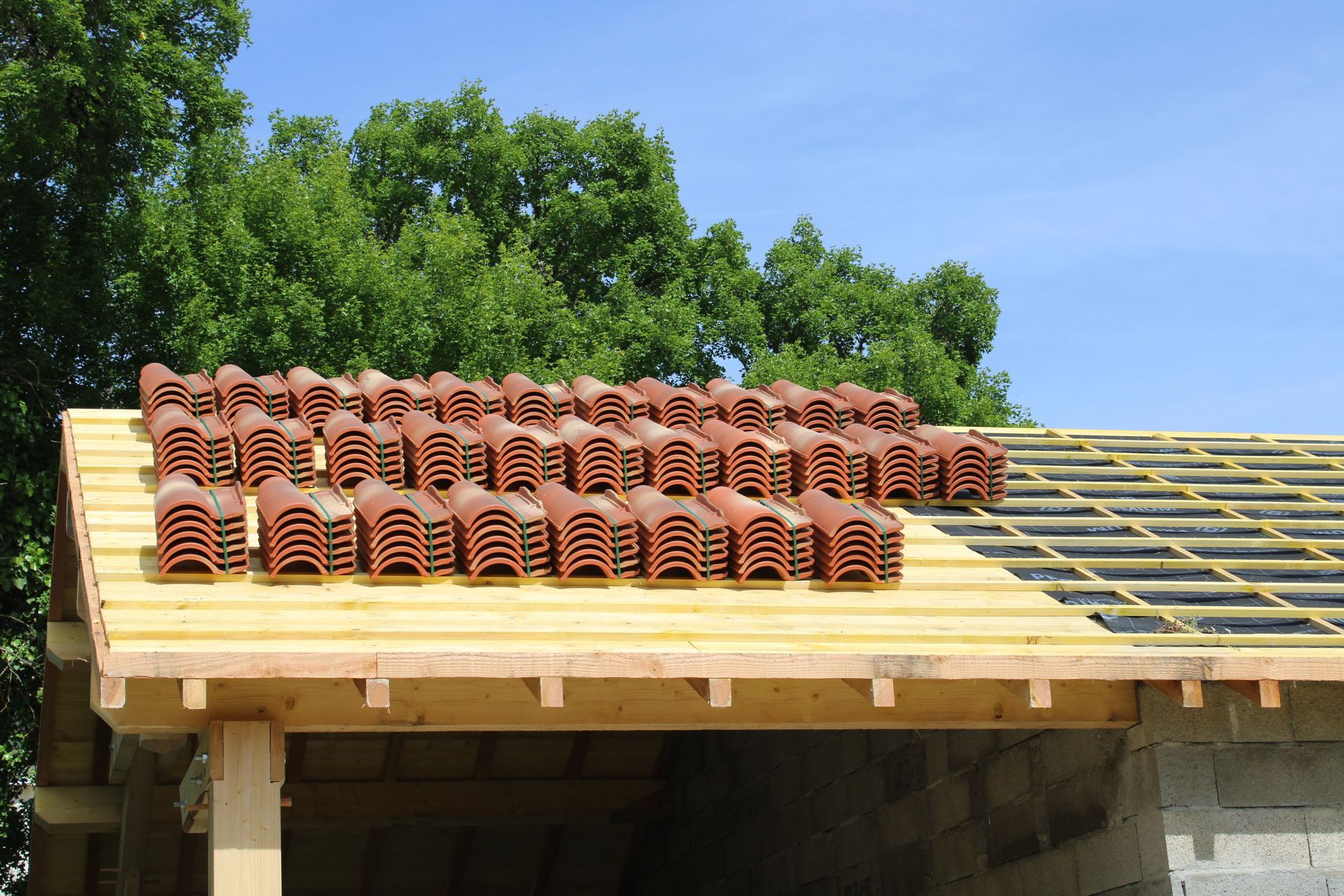 Tuiles posées sur un toit pour des travaux de rénovation