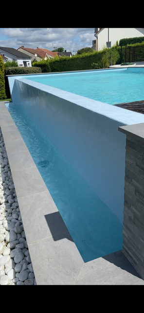 Piscine à débordement