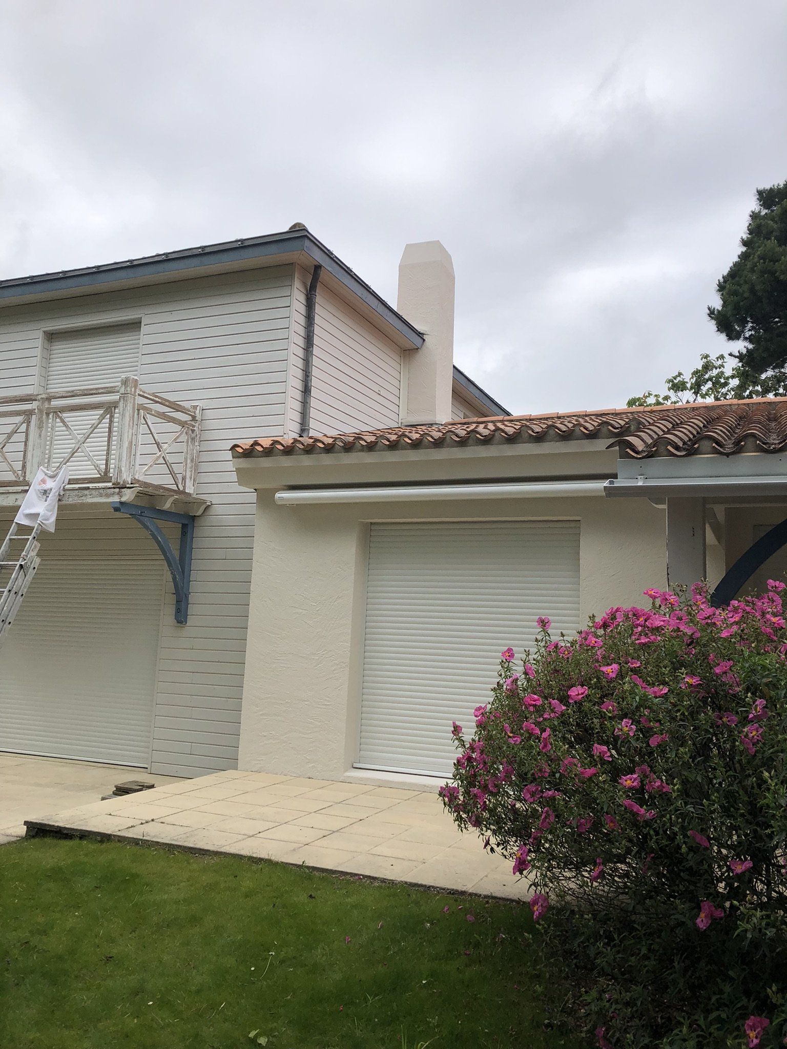 Rénovation de façade avec échelle, en façade en bois