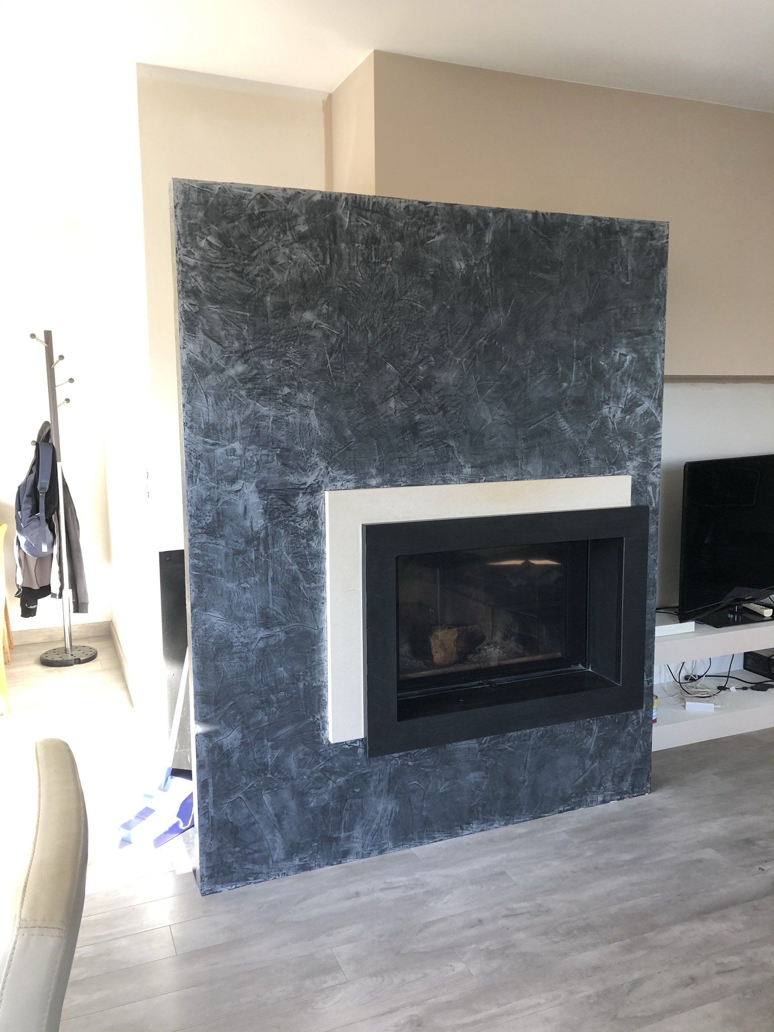 béton ciré sur cheminée avec pierre de parement