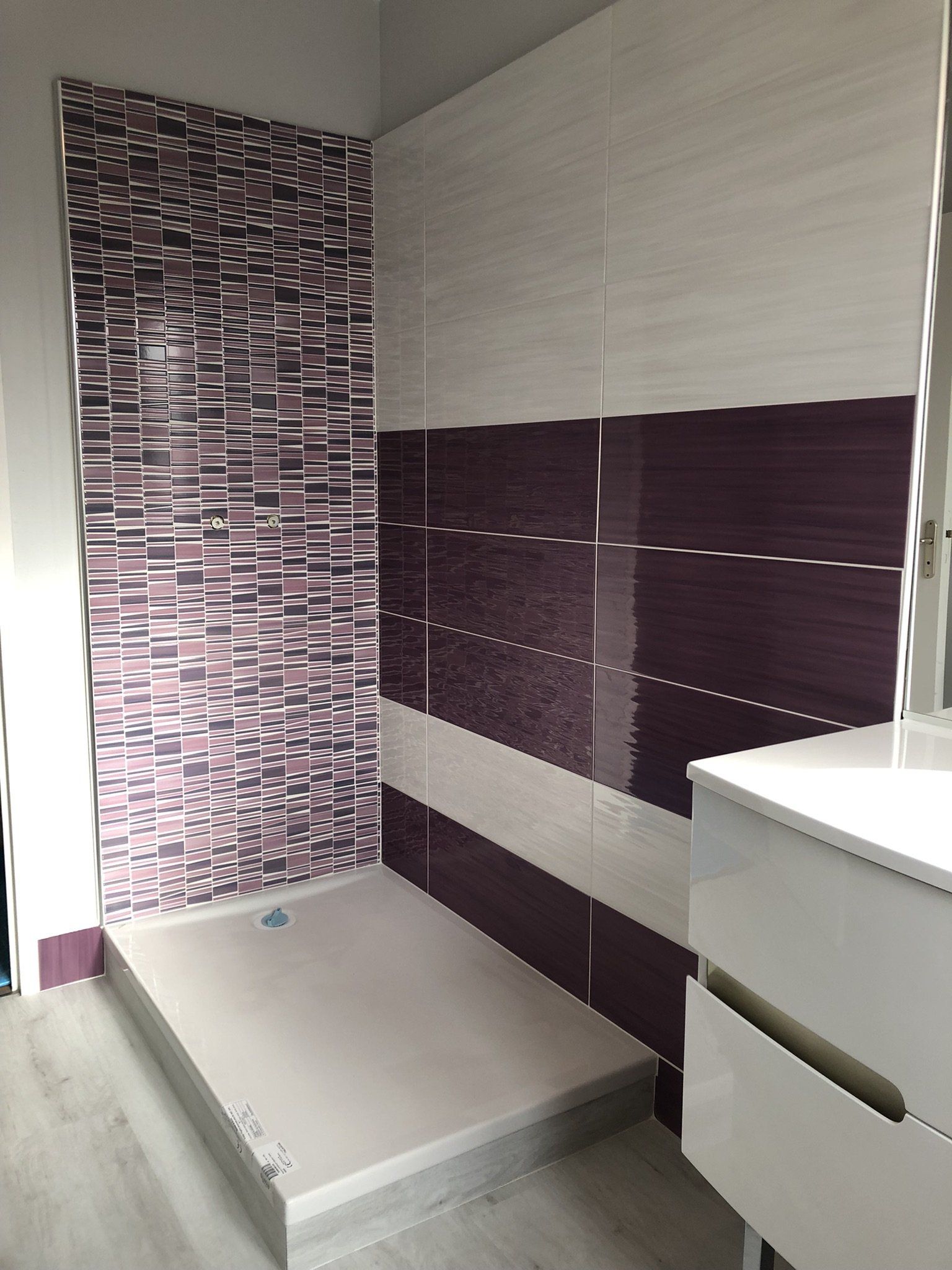 Salle d'eau avec pose de faïence violet