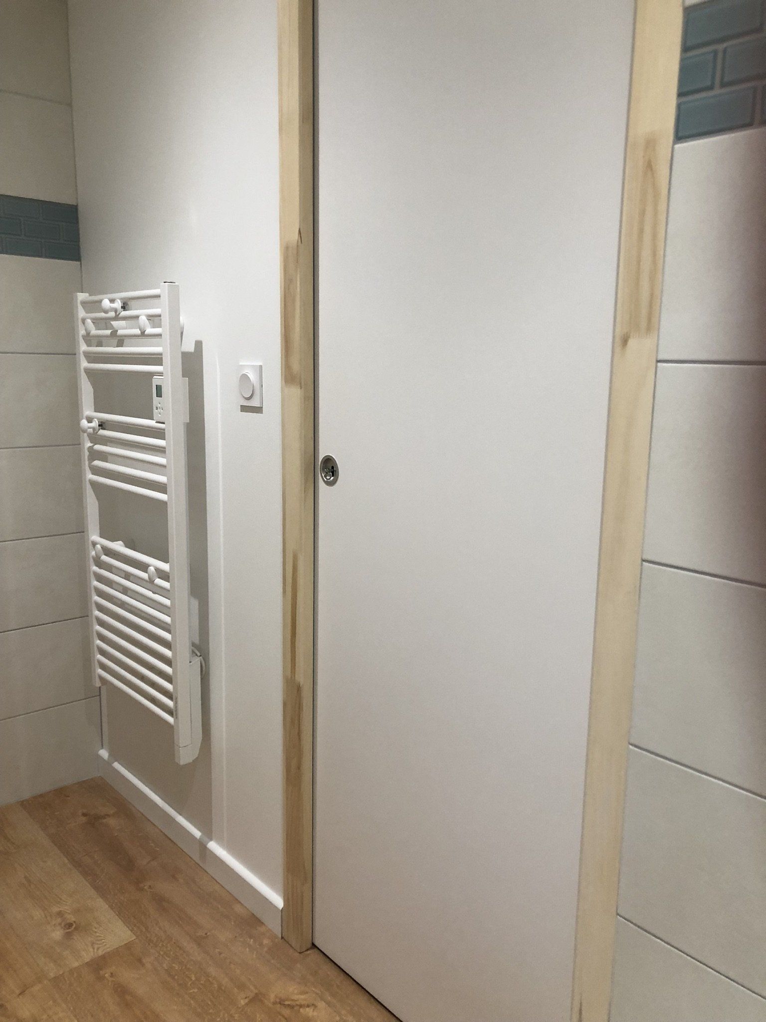 porte à galandage avec pose d'un sèche serviette