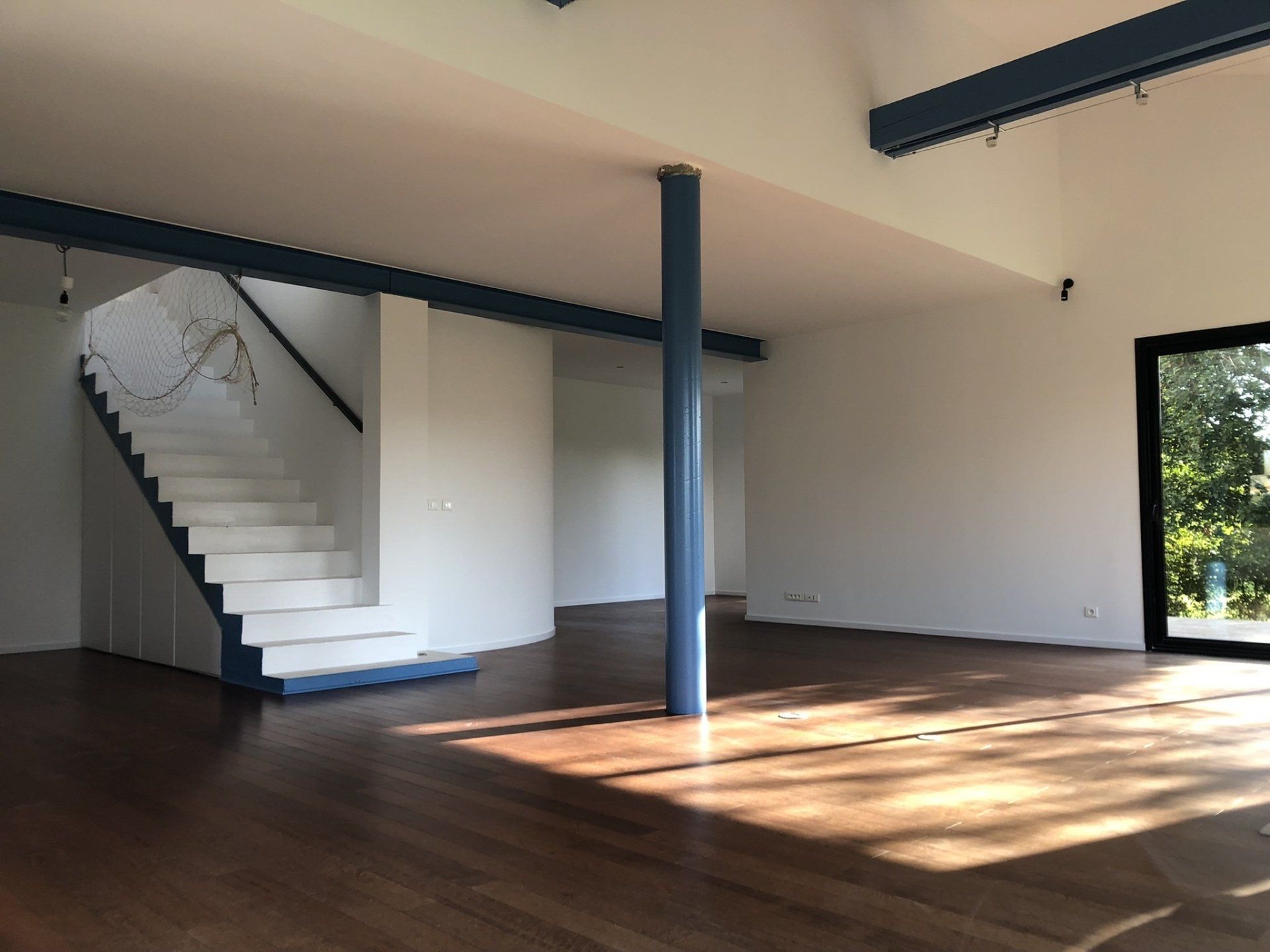 peinture blanche sur mur et plafond