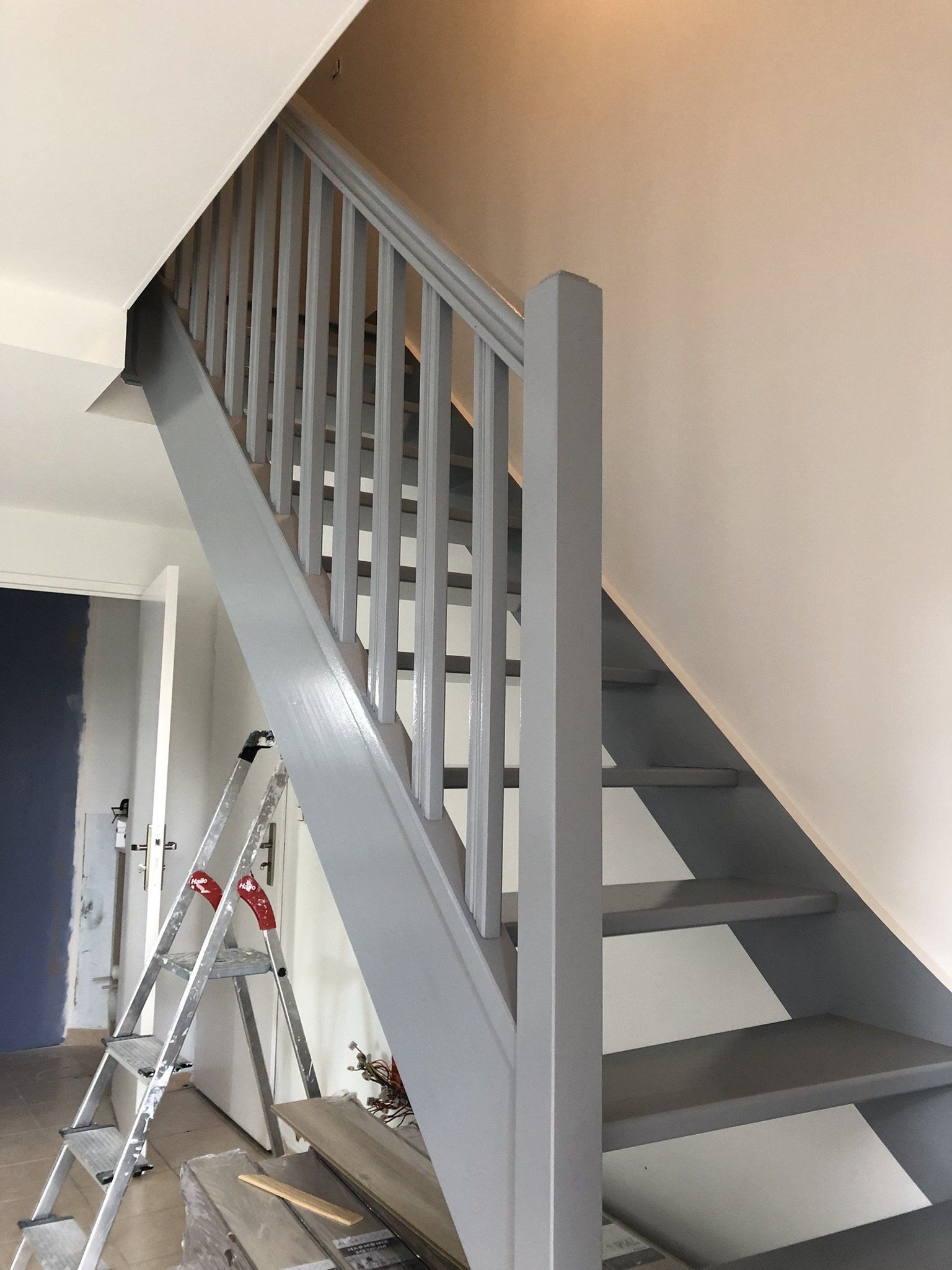 escalier gris sur mur blanc