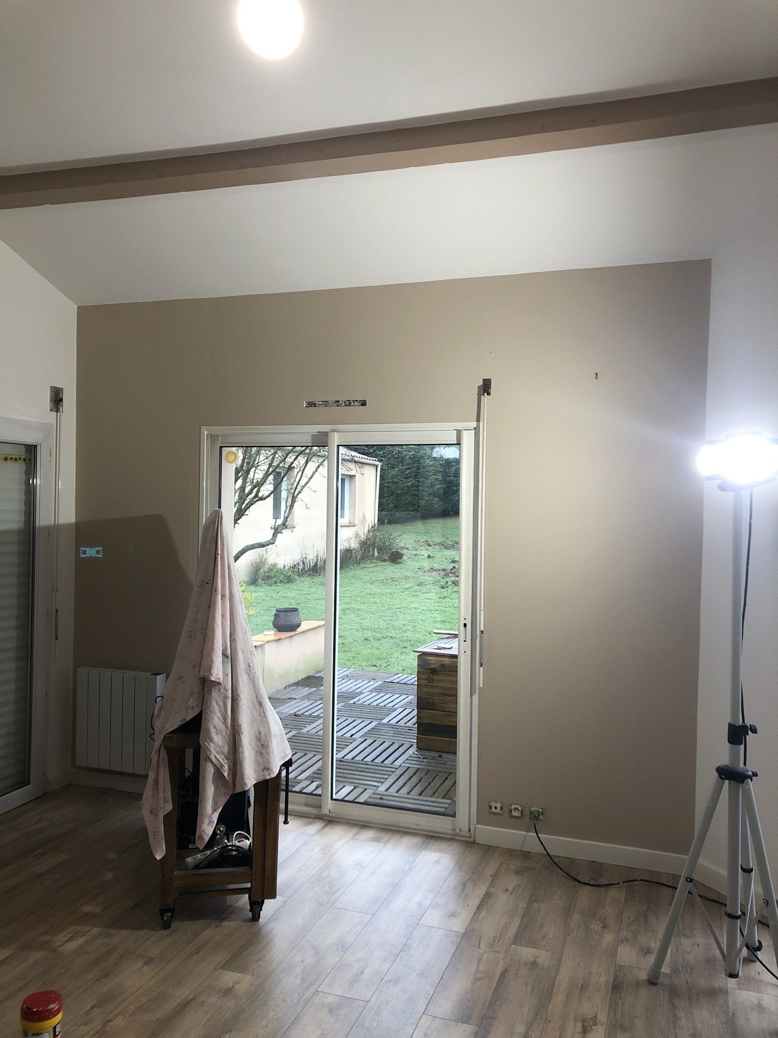 application de peinture beige