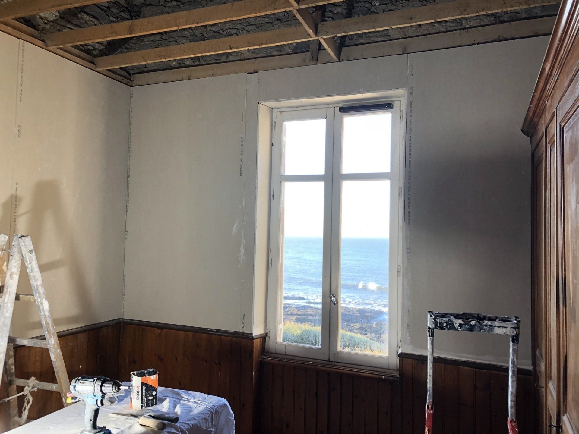 Mur peint en blanc avec fenêtre au centre