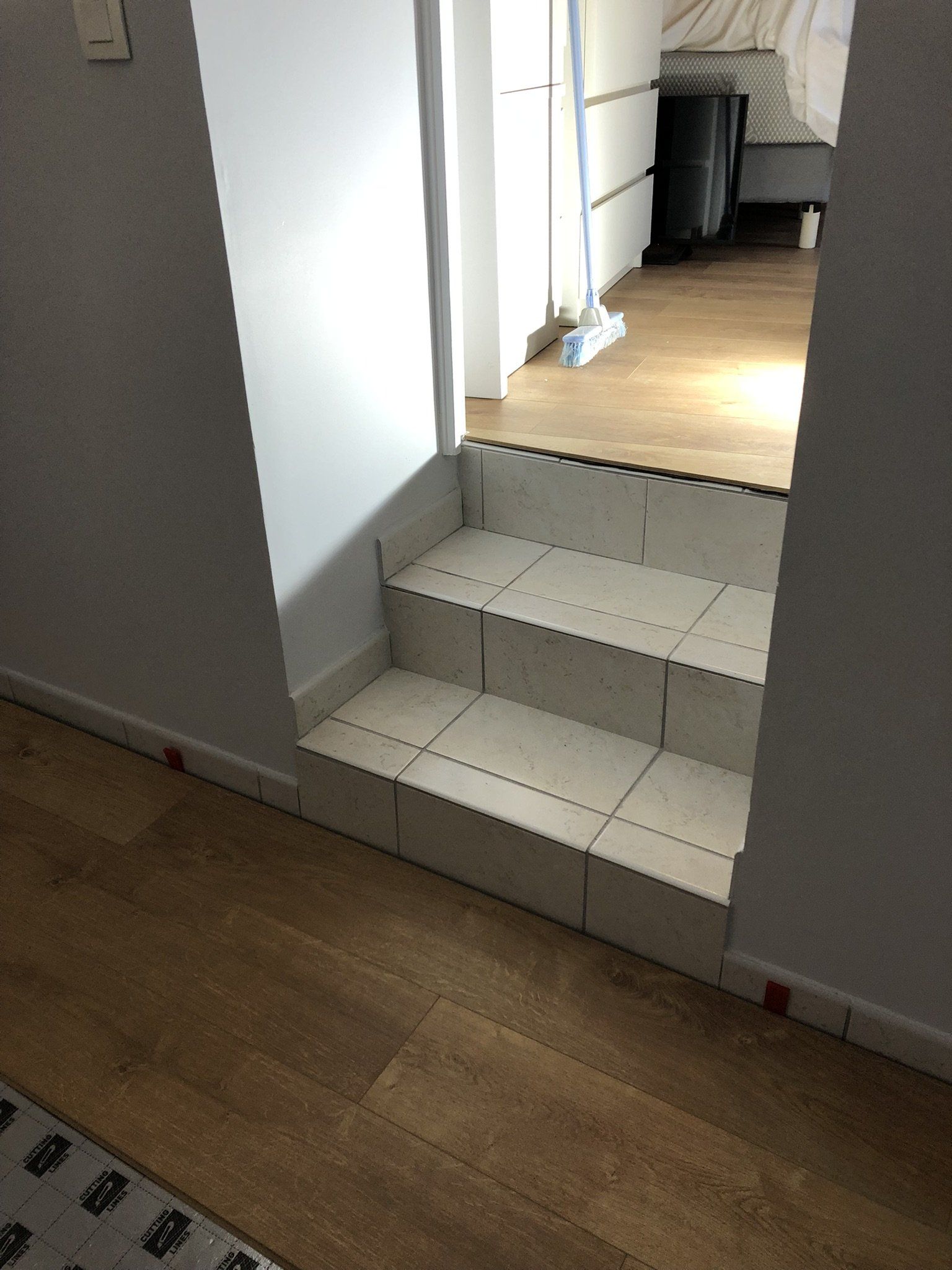 Pose de revêtement de sol sur des marches entre deux paliers