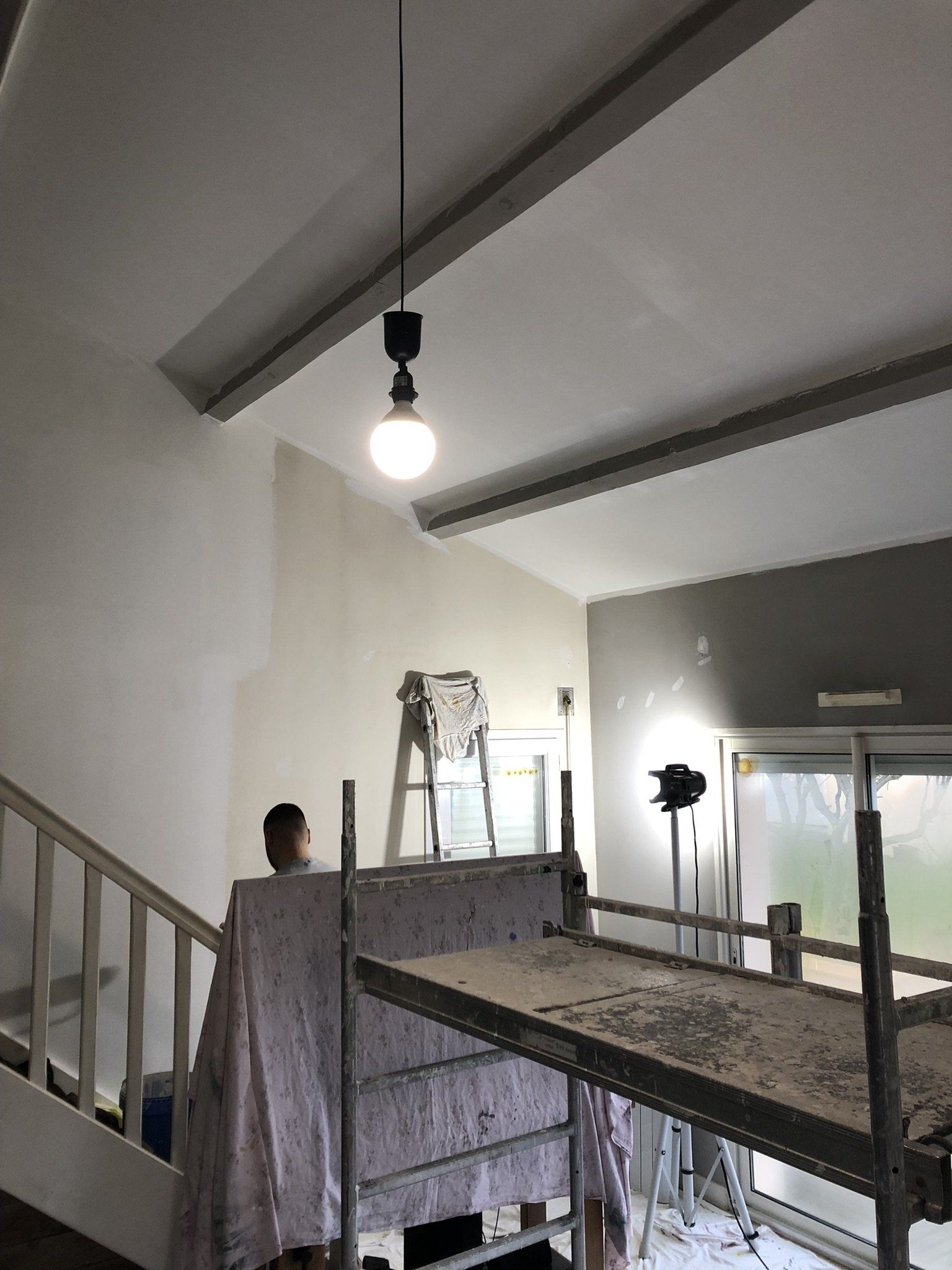 travaux de peinture sur plafond avec échaffaudage