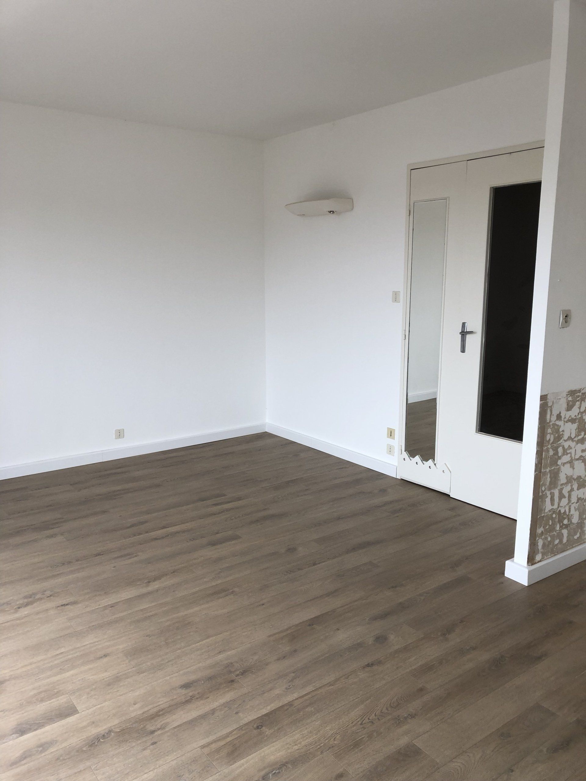 Sol stratifié en bois dans une chambre + peinture