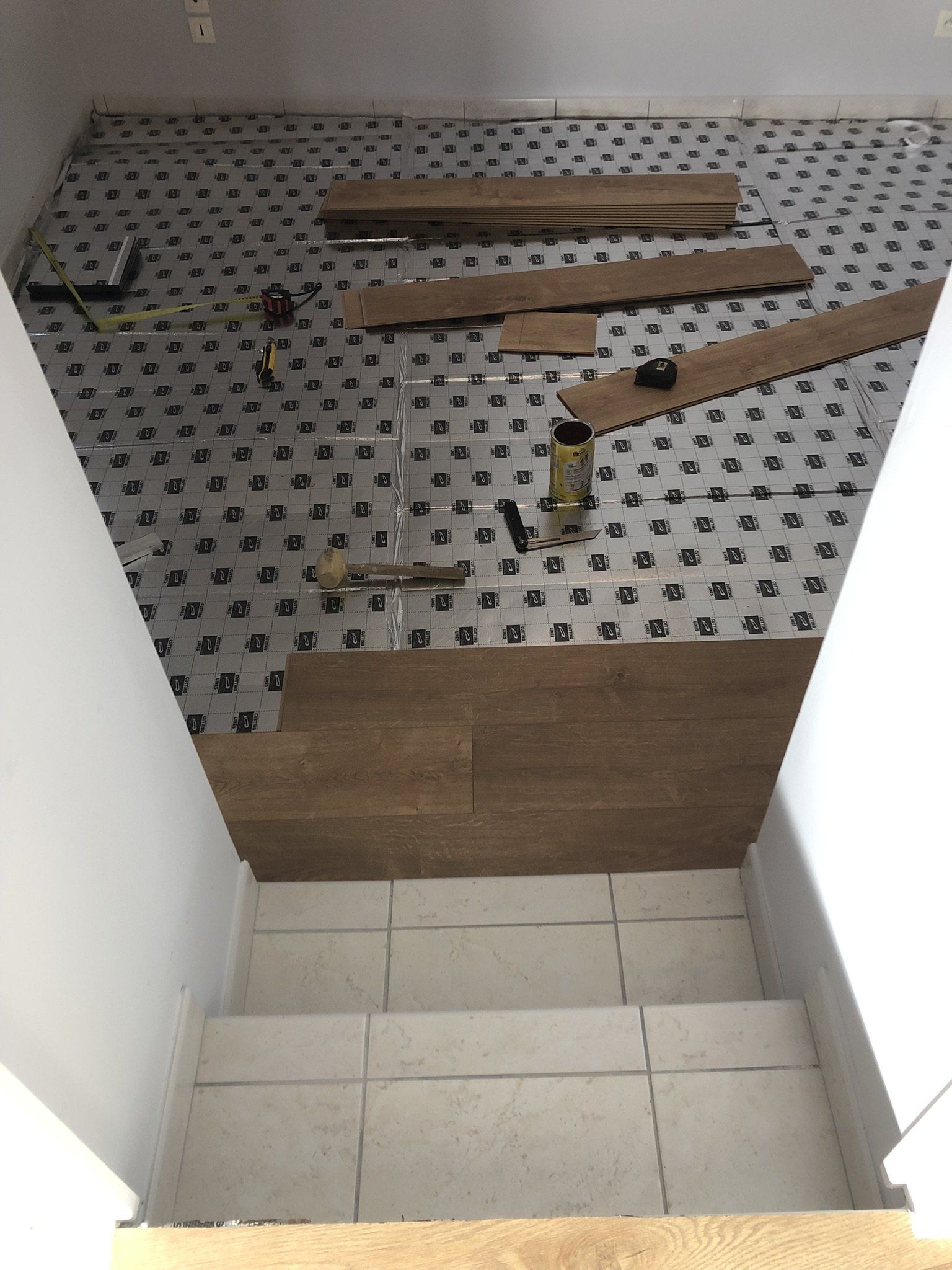 Pose de sol stratifié avec film anti-humidité dessous