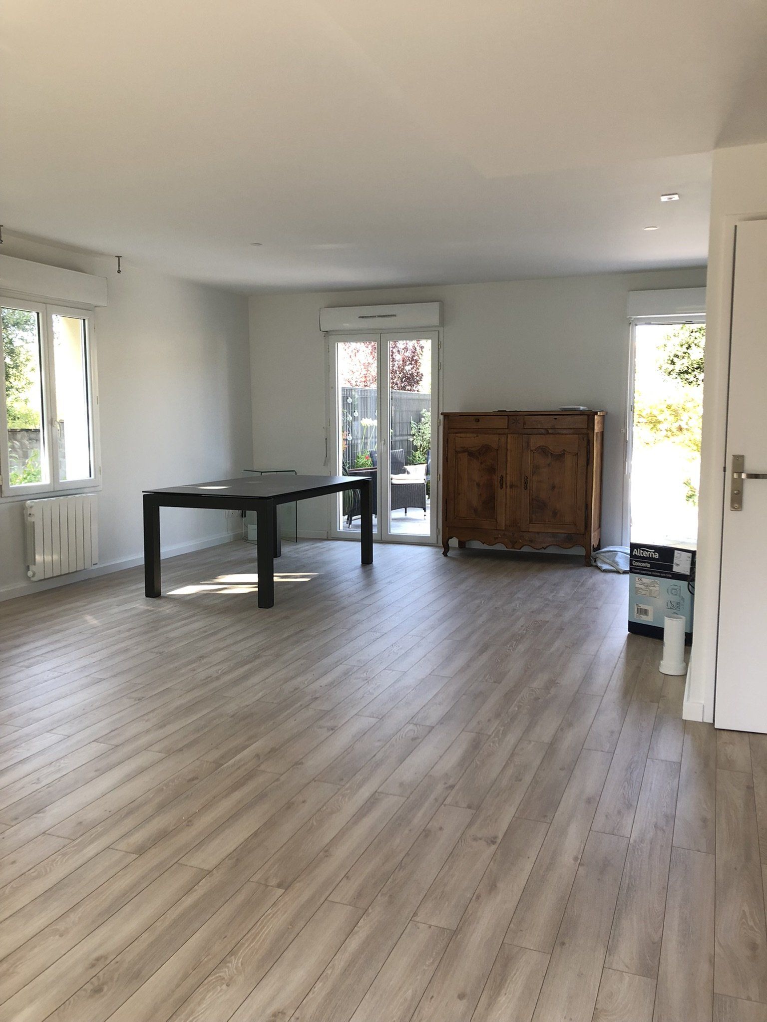 Pose de sol stratifié dans un salon/salle à manger