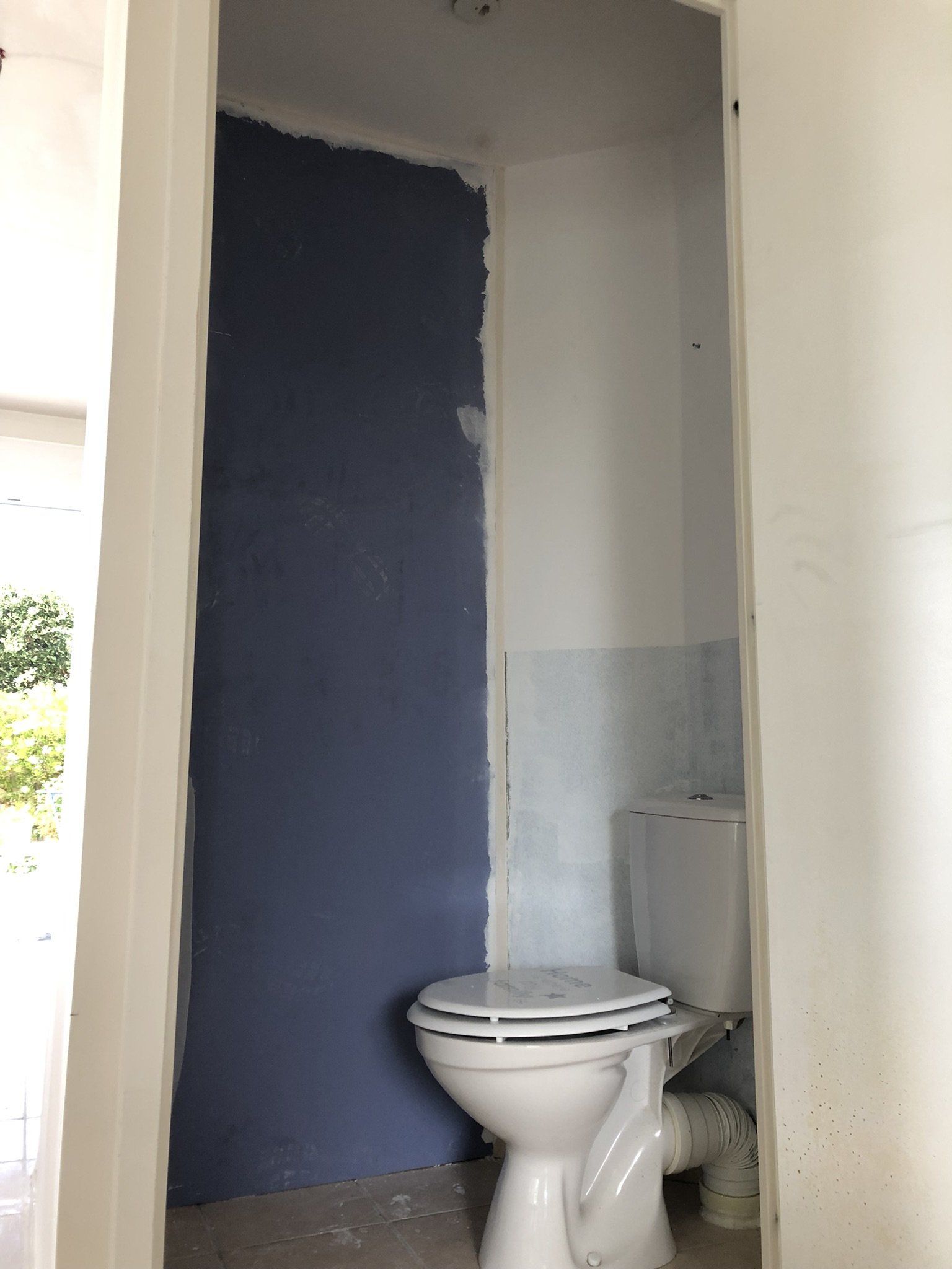 création de revêtement muraux dans les toilettes