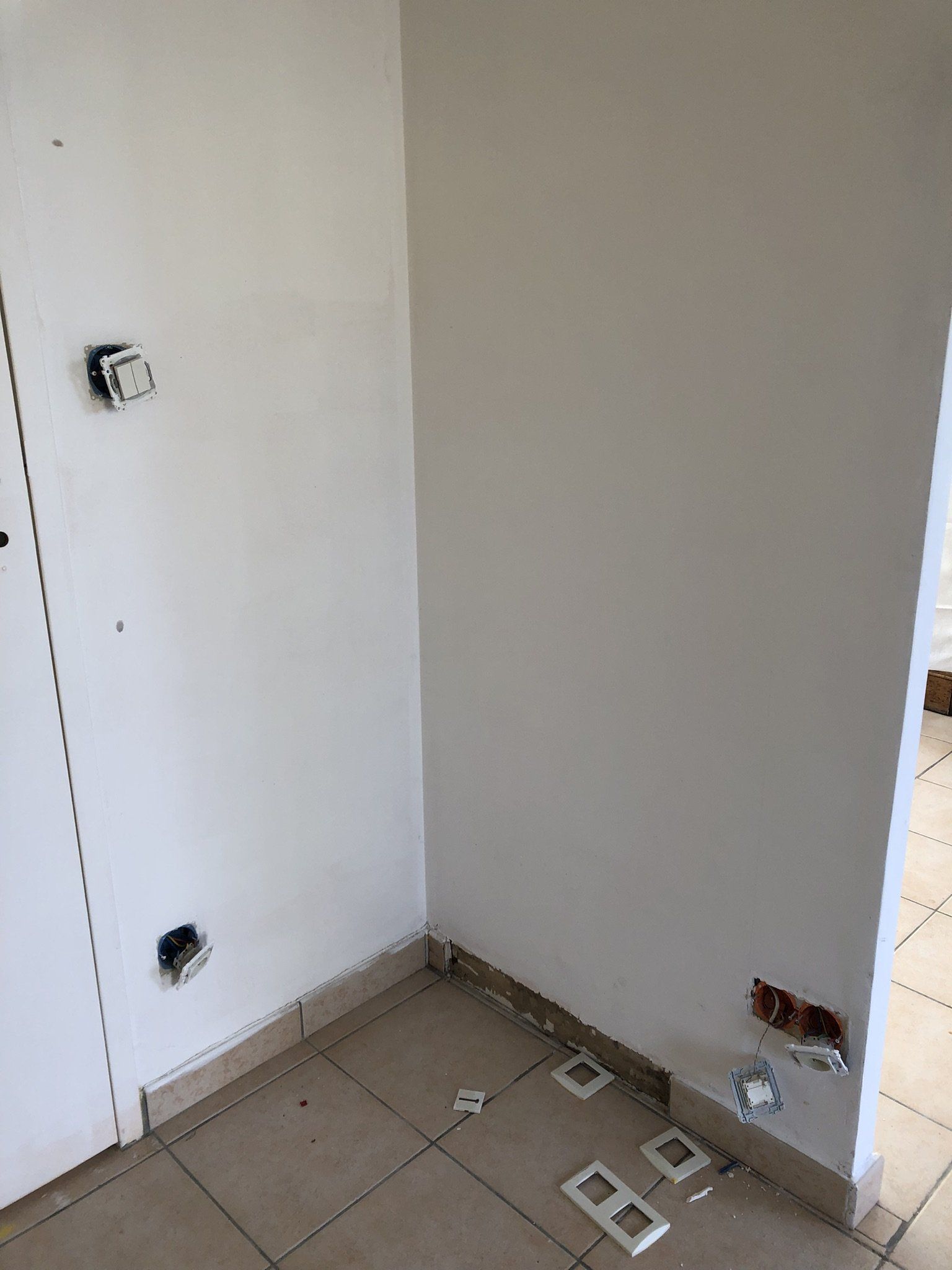 découpe de placo pour passer les prises électriques