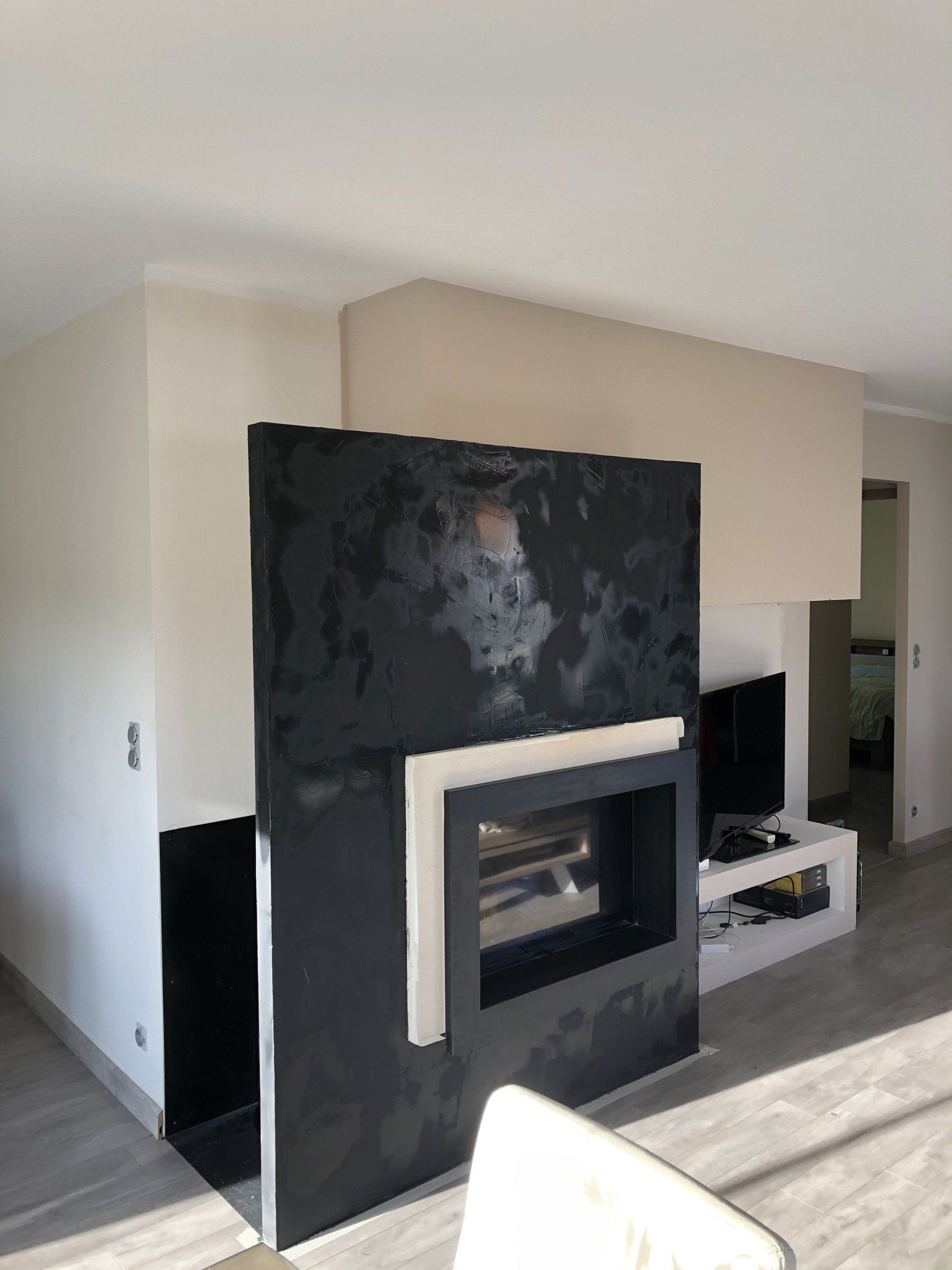 béton ciré sur cheminée avec pierre de parement et coffrage