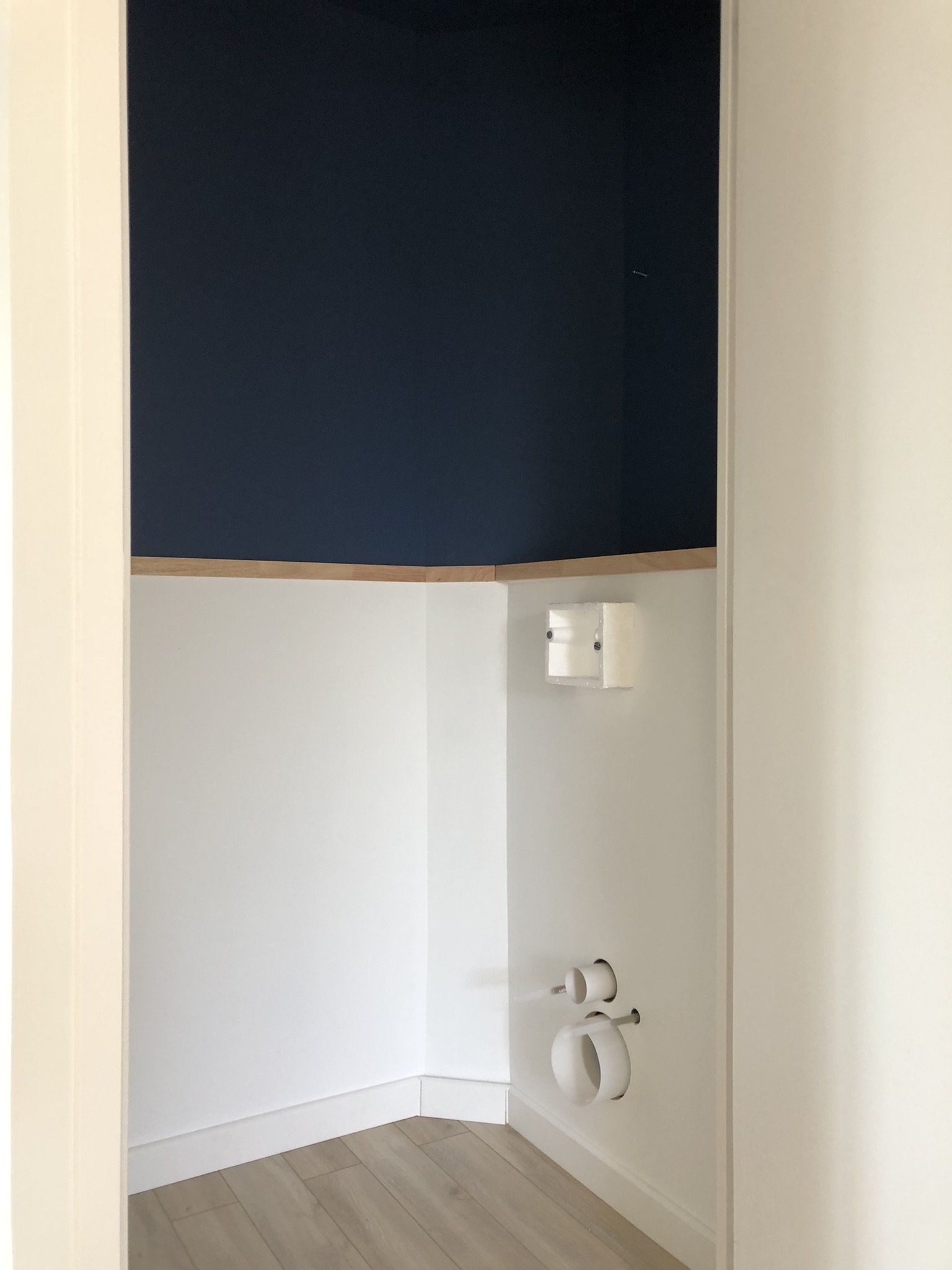 création de revêtement muraux dans les toilettes avec pose de support pour toilette suspendue