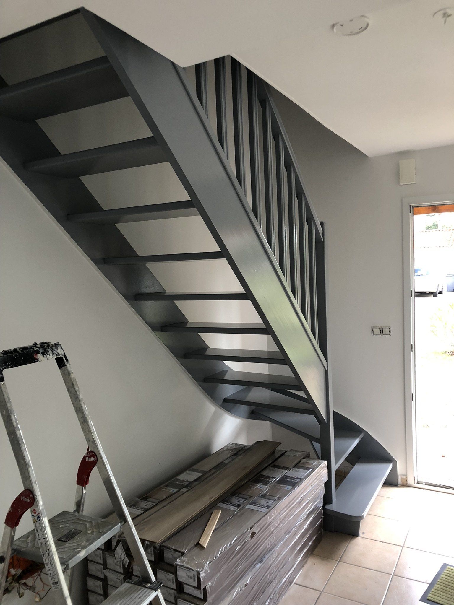 Peinture d'escalier gris anthracite