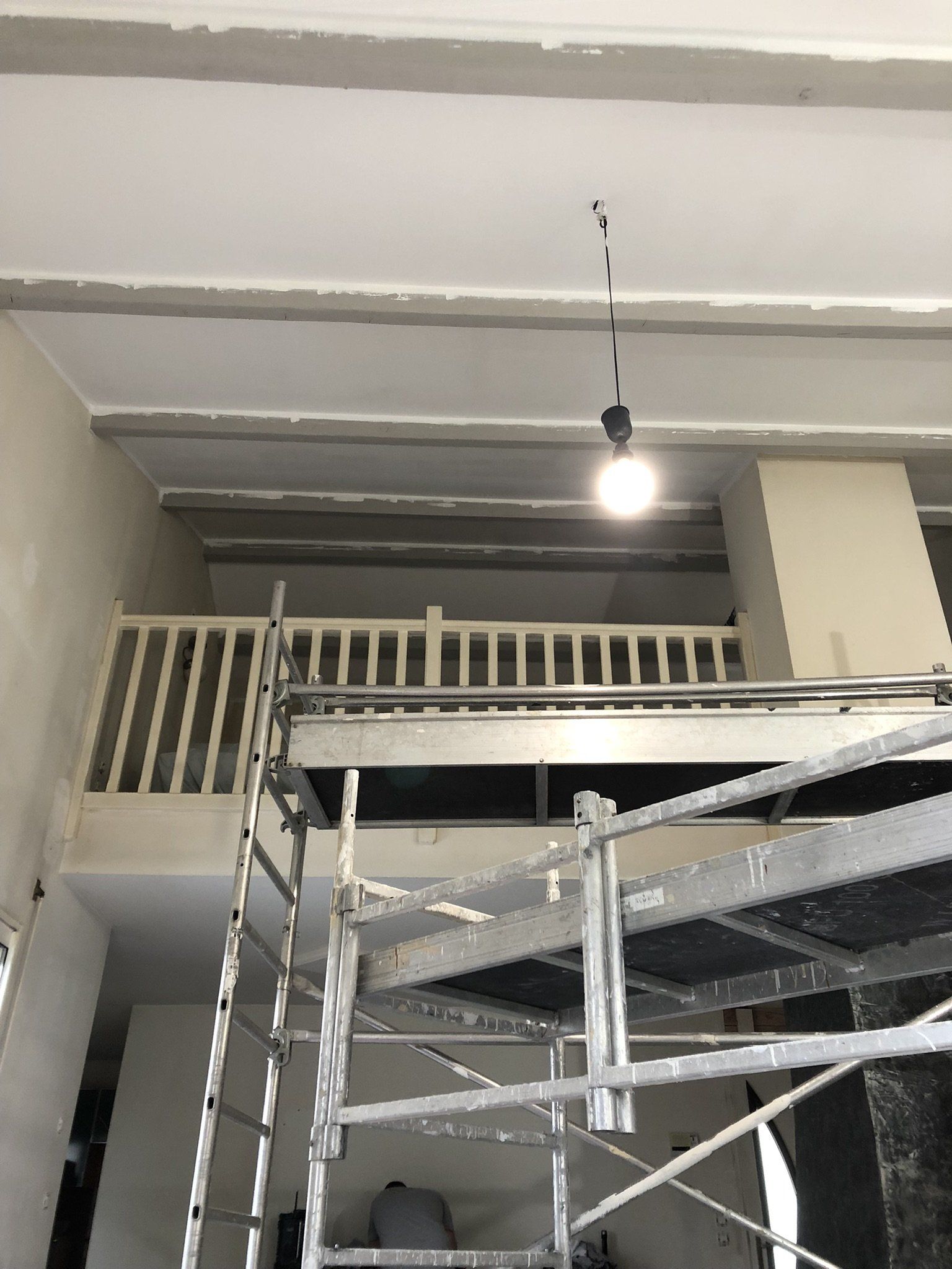 échaffaudage pour pose de peinture sur plafond surélevé