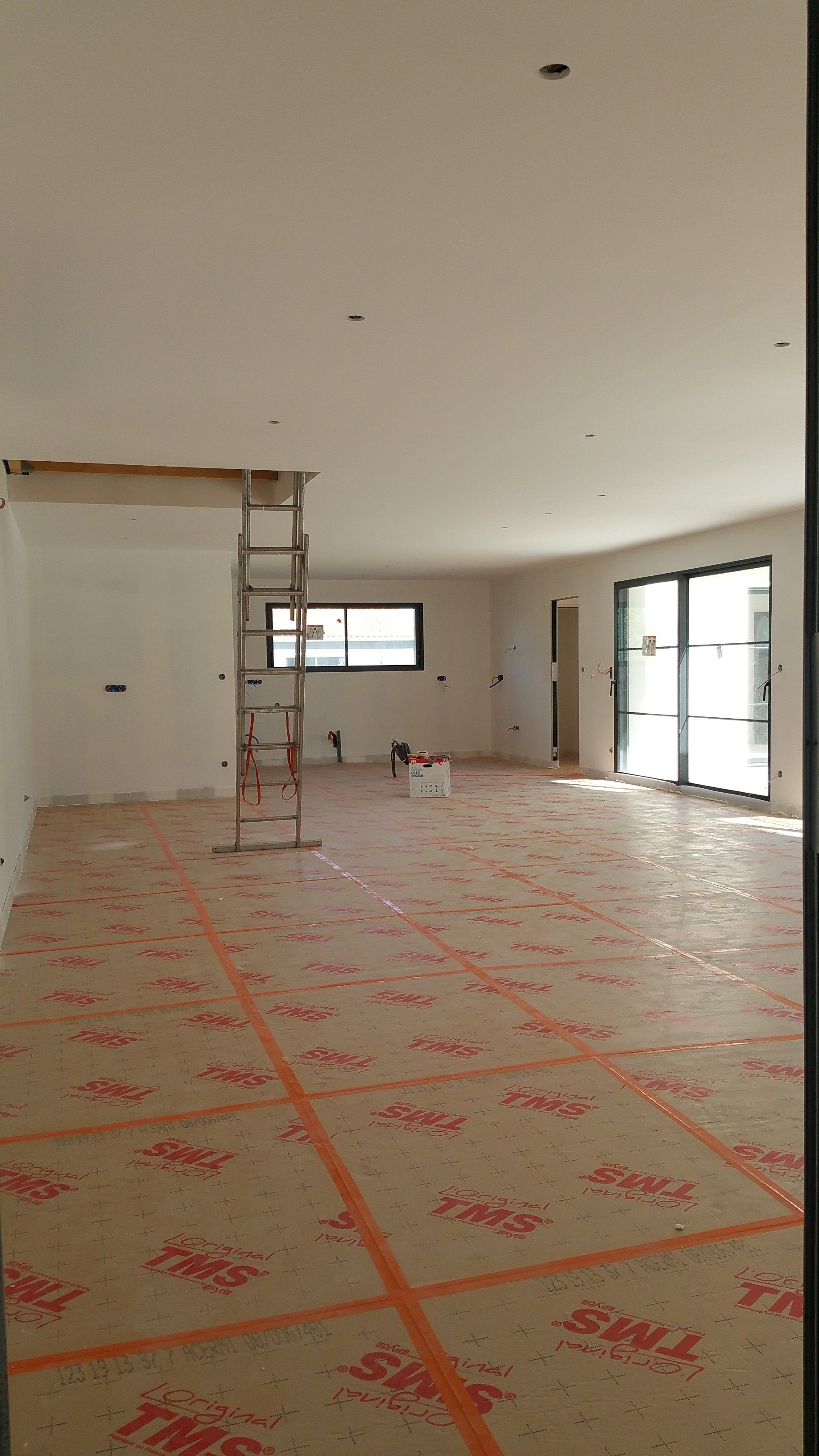 Préparation de sol dans un salon