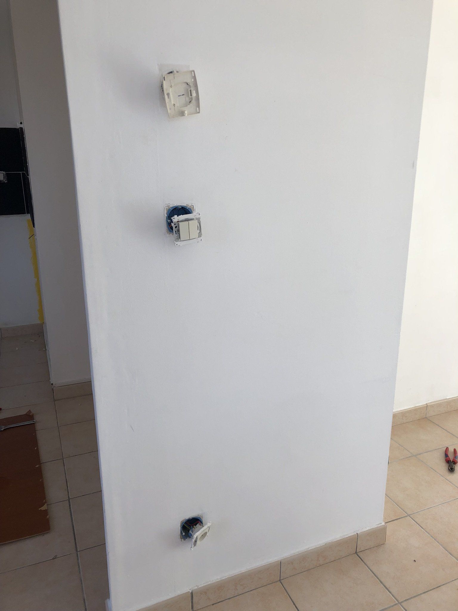 Enlevé les prises pour abattre la cloison