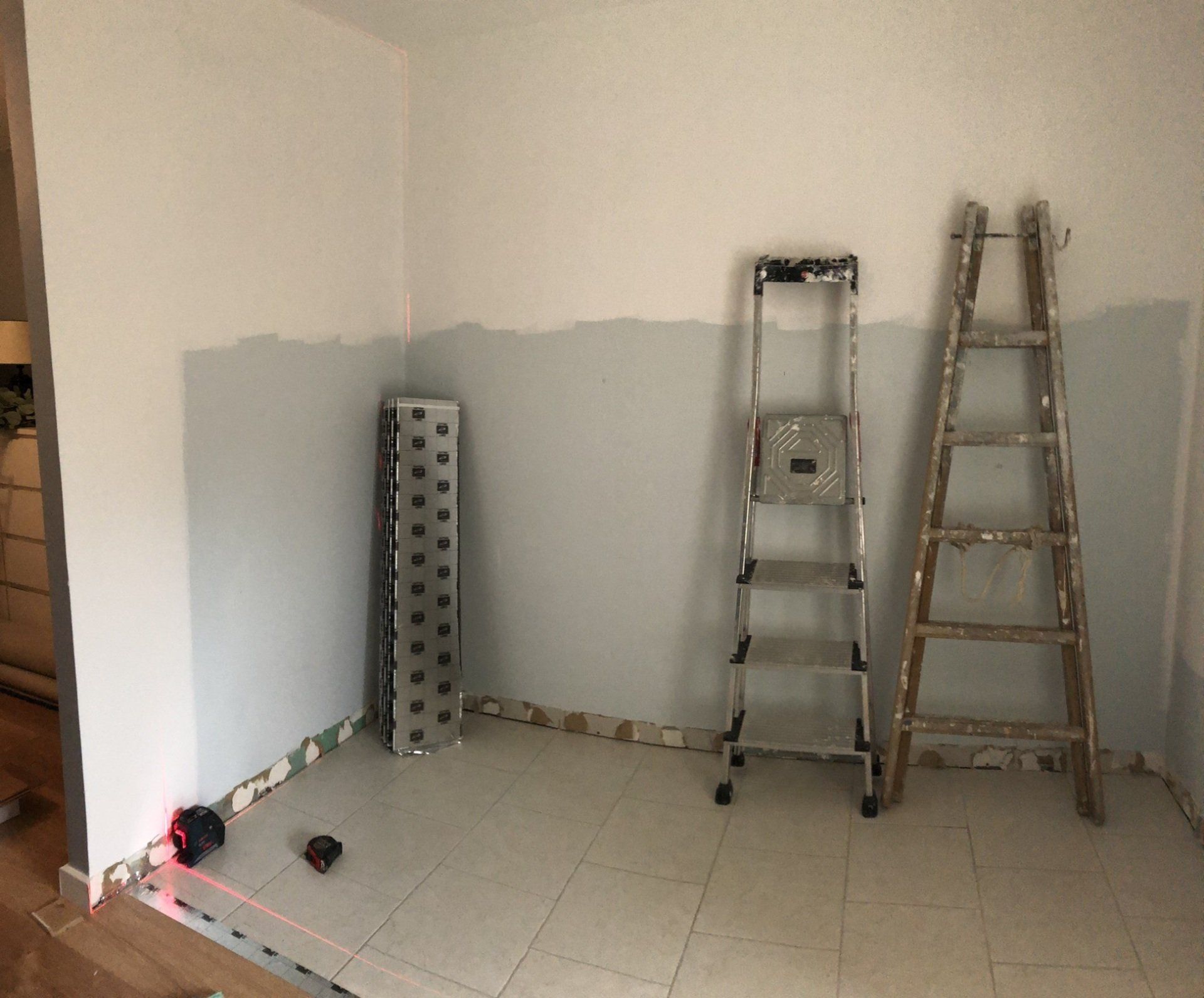 deux échelles et un laver pour préparer la pose de placo