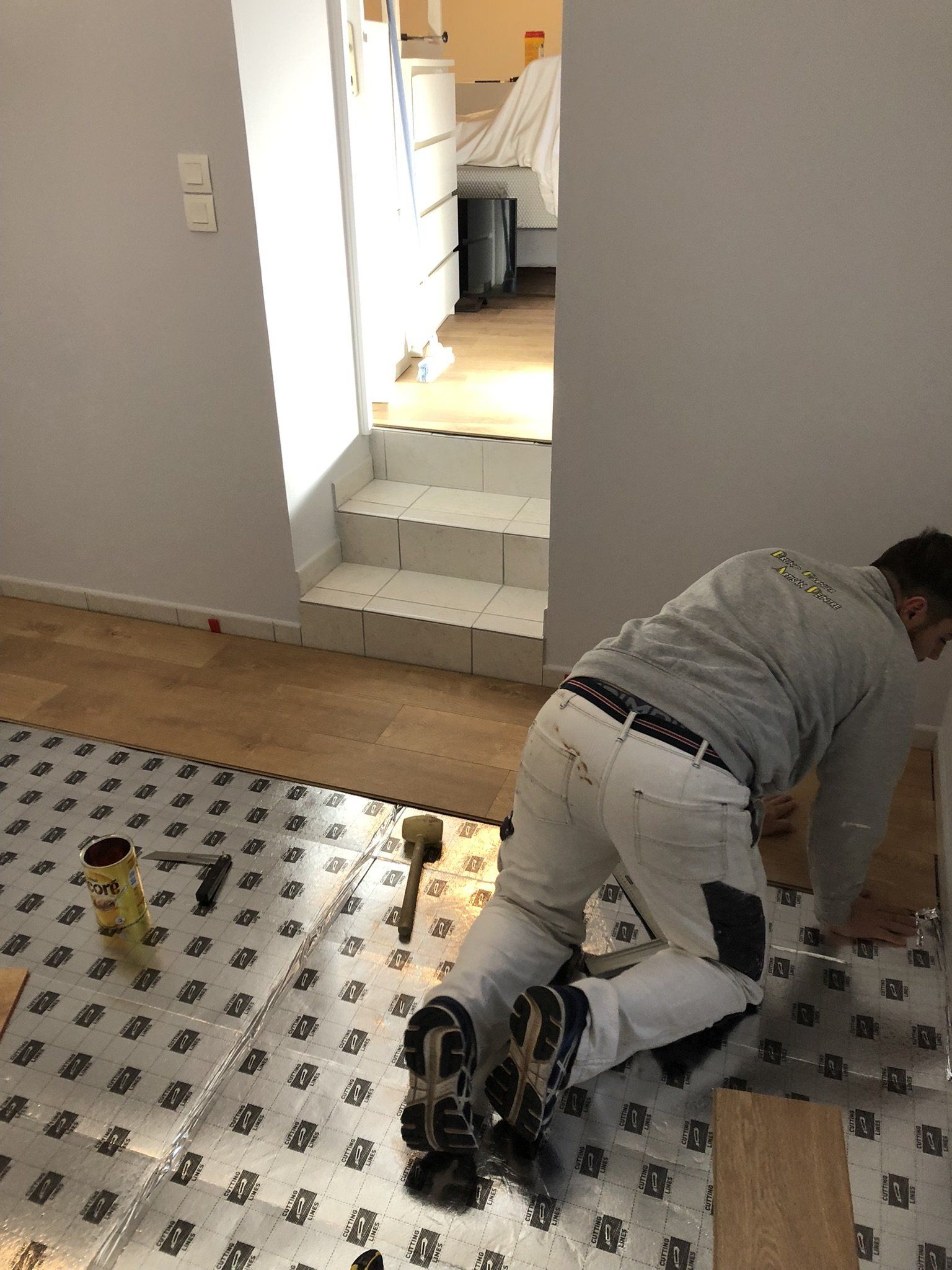 Outils de pose de sol stratifié avec artisan et parquet