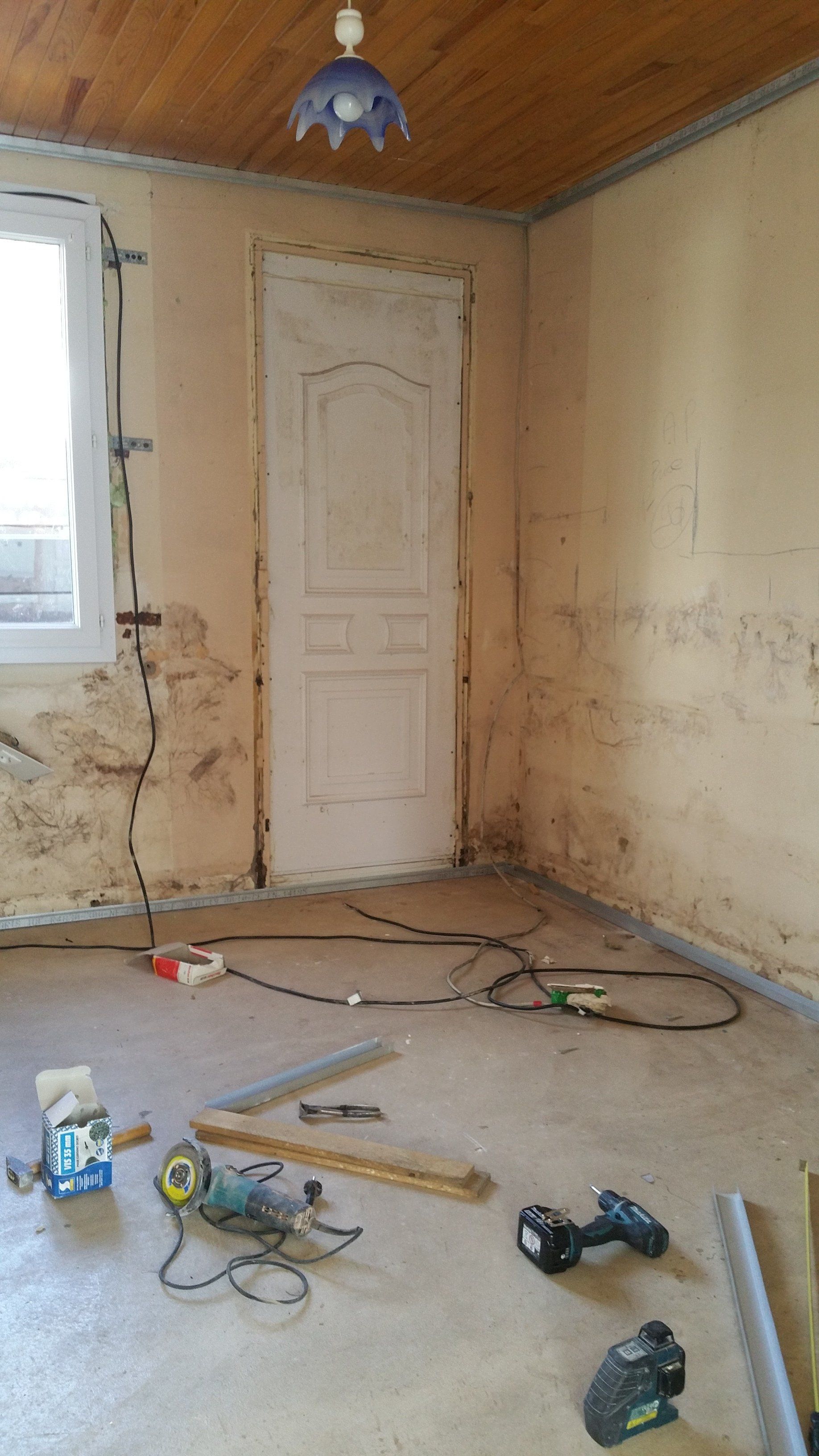 préparation de mur avant la pose deplaco